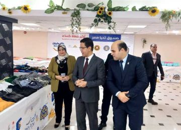 رئيس جامعة بنها يفتتح معرض دكان الفرحة للملابس الجديدة لطلاب الجامعة