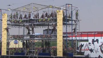 طلاب أكاديمية الشرطة يقدمون عرضا في الفنون القتالية في الاحتفال بتخرج دفعة جديدة من طلبة الكلية