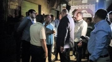 محافظ الشرقية يتفقد موقع انهيار جزئي لأحد المنازل القديمة بشارع مولد النبي بالزقازيق محافظ الشرقية يتفقد موقع انهيار جزئي لأحد المنازل القديمة بشارع مولد النبي بالزقازيق