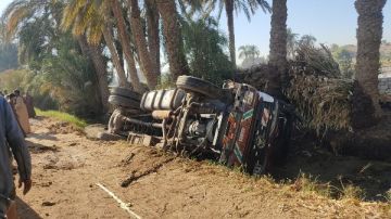 مصرع سائق في انقلاب سيارة نقل بأسيوط مصرع سائق في انقلاب سيارة نقل بأسيوط