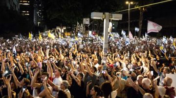 الجماهير يحتشدون في ساحة الرهائن بإسرائيل للاحتفال باتفاق وقف إطلاق النار بغزة