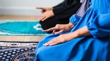 حكم صلاة المرأة بالنقاب .. الإفتاء ترد