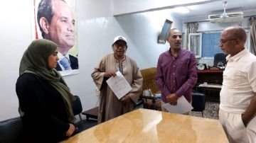 في لافتة إنسانية.. العمل تستجيب لاستغاثة فتاة الأقصر وتوفر لها وظيفة في لافتة إنسانية.. العمل تستجيب لاستغاثة فتاة الأقصر وتوفر لها وظيفة