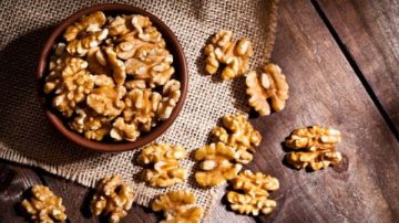 ماذا يحدث للجسم عند تناول 3 حبات من الجوز يوميا؟