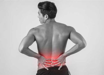 نام على جنبك والمخدة بين ركبتيك .. 3 طرق لتخفيف ألم أسفل الظهر  نام على جنبك والمخدة بين ركبتيك .. 3 طرق لتخفيف ألم أسفل الظهر