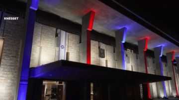 إضاءة الكنيست بألوان العلم الأمريكي استعدادا لزيارة ترامب إضاءة الكنيست بألوان العلم الأمريكي استعدادا لزيارة ترامب