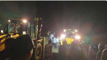 انهيار أرضي يبتلع حافلة في الهند .. والضحايا بالعشرات شاهد