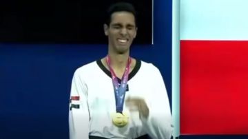 دموع الفخر.. سيف عيسى يبكي أثناء عزف النشيد الوطني بعد ذهبية العالم بالصين دموع الفخر.. سيف عيسى يبكي أثناء عزف النشيد الوطني بعد ذهبية العالم بالصين