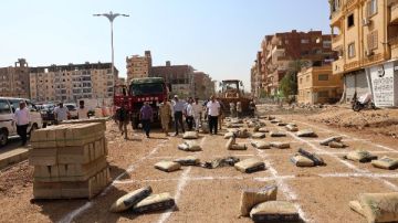 محافظ أسوان يتفقد مشروع تطوير وتوسعة طريق السادات للإسراع في التنفيذ بنسبة 81 