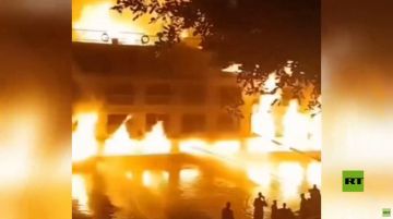 مصر.. حريق هائل في مركب بنهر النيل