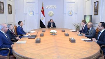 الرئيس السيسي ورئيس ميرسك يبحثان تعزيز الشراكة في الوقود الأخضر وإعادة إعمار غزة الرئيس السيسي ورئيس ميرسك يبحثان تعزيز الشراكة في الوقود الأخضر وإعادة إعمار غزة