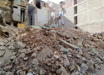 بعد مصرع طفلة وإصابة 5 أشخاص.. النيابة تتحفظ على موقع انهيار عقار ملوي بالمنيا بعد مصرع طفلة وإصابة 5 أشخاص.. النيابة تتحفظ على موقع انهيار عقار ملوي بالمنيا