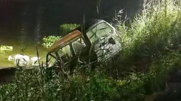 سقوط سيارة ملاكي داخل ترعة المريوطية ومحاولات لانتشالها