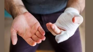 كسر إصبع إبني.. مدرس يحرر محضرا ضد زميله بقسم العمرانية