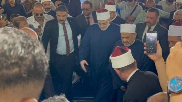 وداع مهيب.. الإمام الأكبر يتقدم جنازة أحمد عمر هاشم في الجامع الأزهر