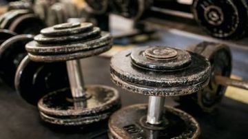 استشاري مناعة: أجهزة الجيم تحمل بكتيريا أكثر 74 مرة مقارنة بدورات المياه العامة