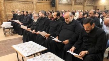 الأنبا باسيليوس يلتقي كهنة ومسؤولي المجالس الرعوية والخدمات بكنائس الإيبارشية