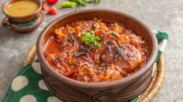 خلطة غريبة ولذيذة.. طريقة عمل طاجن الكوارع بالحمص والسبانخ خلطة غريبة ولذيذة.. طريقة عمل طاجن الكوارع بالحمص والسبانخ