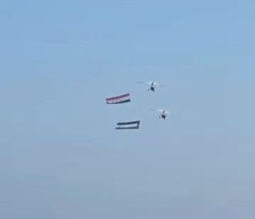 طائرات مصرية تطلق علم فلسطين في سماء سيناء (فيديو) طائرات مصرية تطلق علم فلسطين في سماء سيناء (فيديو)