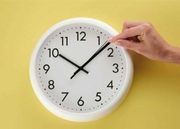 لماذا تلجأ الحكومة إلى تطبيق التوقيت الشتوي؟ خبير في الطاقة يوضح