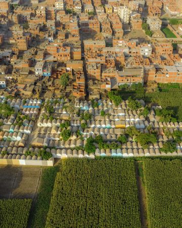 من الأعلى..مصري يبرز مدينة أموات يقطنها الأحياء في مصر