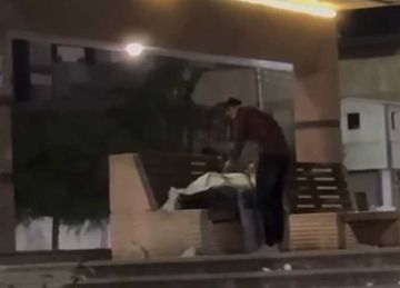 موقف إنساني لرئيس مباحث ثان المنصورة مع مشرد بالشارع موقف إنساني لرئيس مباحث ثان المنصورة مع مشرد بالشارع