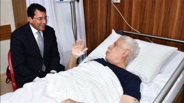 وزير الرياضة يطمئن على الحالة الصحية للكابتن حسن شحاته (صور)
