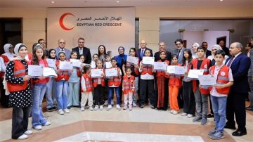 وزيرة التضامن تسلم أطفال فلسطينيين شهادات اجتياز دورة المنقذ الصغير وزيرة التضامن تسلم أطفال فلسطينيين شهادات اجتياز دورة المنقذ الصغير