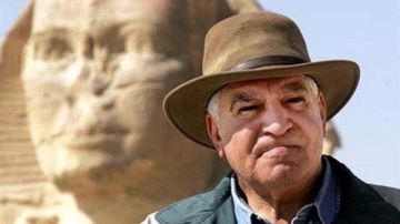 يمتلك صفات استثنائية.. زاهي حواس يهنئ خالد العناني برئاسة اليونسكو يمتلك صفات استثنائية.. زاهي حواس يهنئ خالد العناني برئاسة اليونسكو