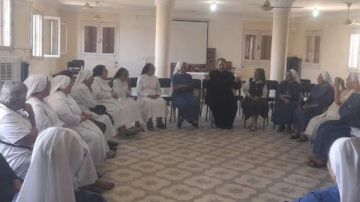 الأنبا عمانوئيل يستقبل الأخوات الراهبات القائمات على الخدمة بالإيبارشية