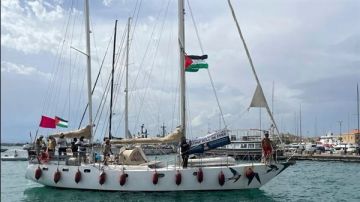 سفينة بأسطول الصمود تنجح في كسر الحصار وتصل المياه الإقليمية الفلسطينية