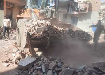 لخطرها الداهم على الأرواح.. إزالة عقار آيل للسقوط بمنيا القمح في الشرقية (صور)