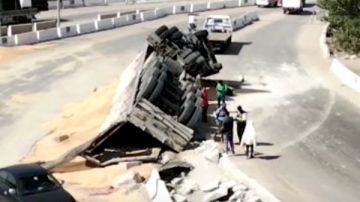 رفع آثار انقلاب سيارة تريلا تحمل ذرة صفراء في نزلة الطريق الإقليمي بالمنوفية رفع آثار انقلاب سيارة تريلا تحمل ذرة صفراء في نزلة الطريق الإقليمي بالمنوفية