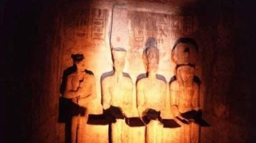 آلاف السائحين يشاهدون تعامد الشمس على وجه رمسيس الثاني بمعبد أبو سمبل آلاف السائحين يشاهدون تعامد الشمس على وجه رمسيس الثاني بمعبد أبو سمبل
