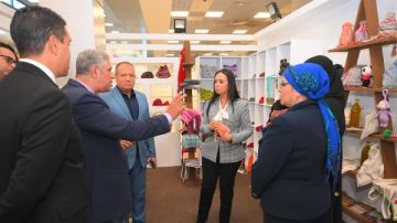  وزيرة التضامن تتفقد جناح معرض ديارنا للحرف اليدوية والتراثية بمطار شرم الشيخ