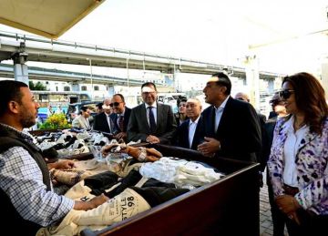 الباعة الجائلون بعد افتتاح سوق العتبة لرئيس الوزراء: مكناش نحلم بحاجة زي كده .. ومدبولي يرد: حافظوا عليه 