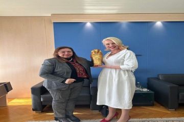 السفيرة نهلة الظواهري تسلم رئيسة الجمعية الوطنية السلوفينية دعوة حفل افتتاح المتحف المصري الكبير