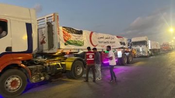 الهلال الأحمر يدفع نحو 3450 طنا من المساعدات العاجلة عبر قافلة زاد العزة الـ 47 إلى غزة الهلال الأحمر يدفع نحو 3450 طنا من المساعدات العاجلة عبر قافلة زاد العزة الـ 47 إلى غزة