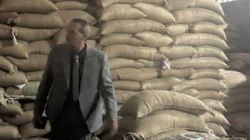 تموين بلبيس يضبط 62 طن بن أخضر مجهول المصدر وسناكس بدون بيانات تموين بلبيس يضبط 62 طن بن أخضر مجهول المصدر وسناكس بدون بيانات