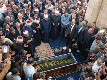 مصر تودع أحمد عمر هاشم والسيسي ينعيه: عالم جليل وداعية كبير مصر تودع أحمد عمر هاشم والسيسي ينعيه: عالم جليل وداعية كبير