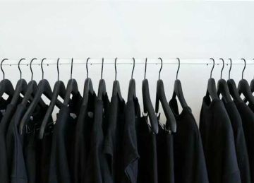 تجنبي بقع المسحوق والبهتان..اعرفي التكنيك الصحيح لغسل الملابس السوداء تجنبي بقع المسحوق والبهتان..اعرفي التكنيك الصحيح لغسل الملابس السوداء