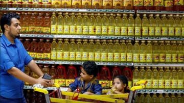 عاجل زيادة 15 .. قفزة مفاجئة في أسعار زيت الطعام بالأسواق رغم تراجع الدولار