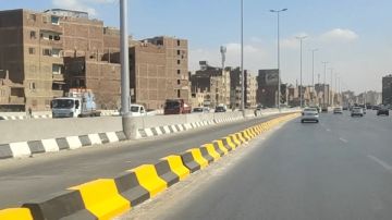 فاصل خرساني.. النقل تبدأ عزل حارة الأتوبيس الترددي على الطريق الدائري