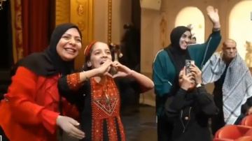 نفسي أسلم عليك وأبوسك .. الرئيس السيسي يلبي طلب طفلة فلسطينية في لفتة إنسانية  نفسي أسلم عليك وأبوسك .. الرئيس السيسي يلبي طلب طفلة فلسطينية في لفتة إنسانية