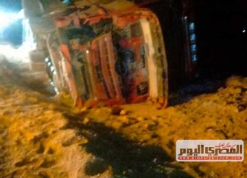 إصابة شخصين في انقلاب سيارة ربع نقل على طريق مطروح الدولي إصابة شخصين في انقلاب سيارة ربع نقل على طريق مطروح الدولي