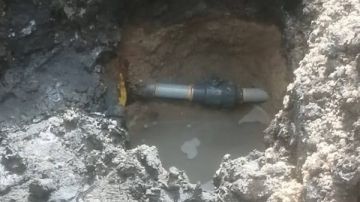 إصلاح تسريب مياه بقرية متبول في كفر الشيخ .. صور