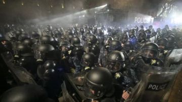 متظاهرون في جورجيا يقتحمون ساحة القصر الرئاسي