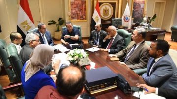 وزير الصحة يلتقي محافظ قنا لبحث إنشاء مستشفى للأورام في أبوتشت وزير الصحة يلتقي محافظ قنا لبحث إنشاء مستشفى للأورام في أبوتشت