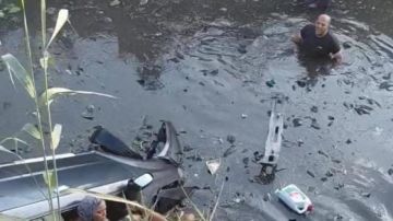 إنقاذ أسرة من أب وأم ورضيعهما بعد سقوط سيارتهم فى رشاح بطوخ