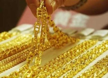 الذهب يواصل الارتفاع رغم استقرار سعر الدولار.. رئيس الشعبة يوضح الأسباب